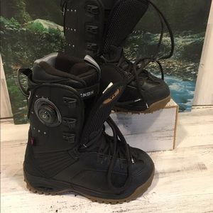 Snowboarding boot